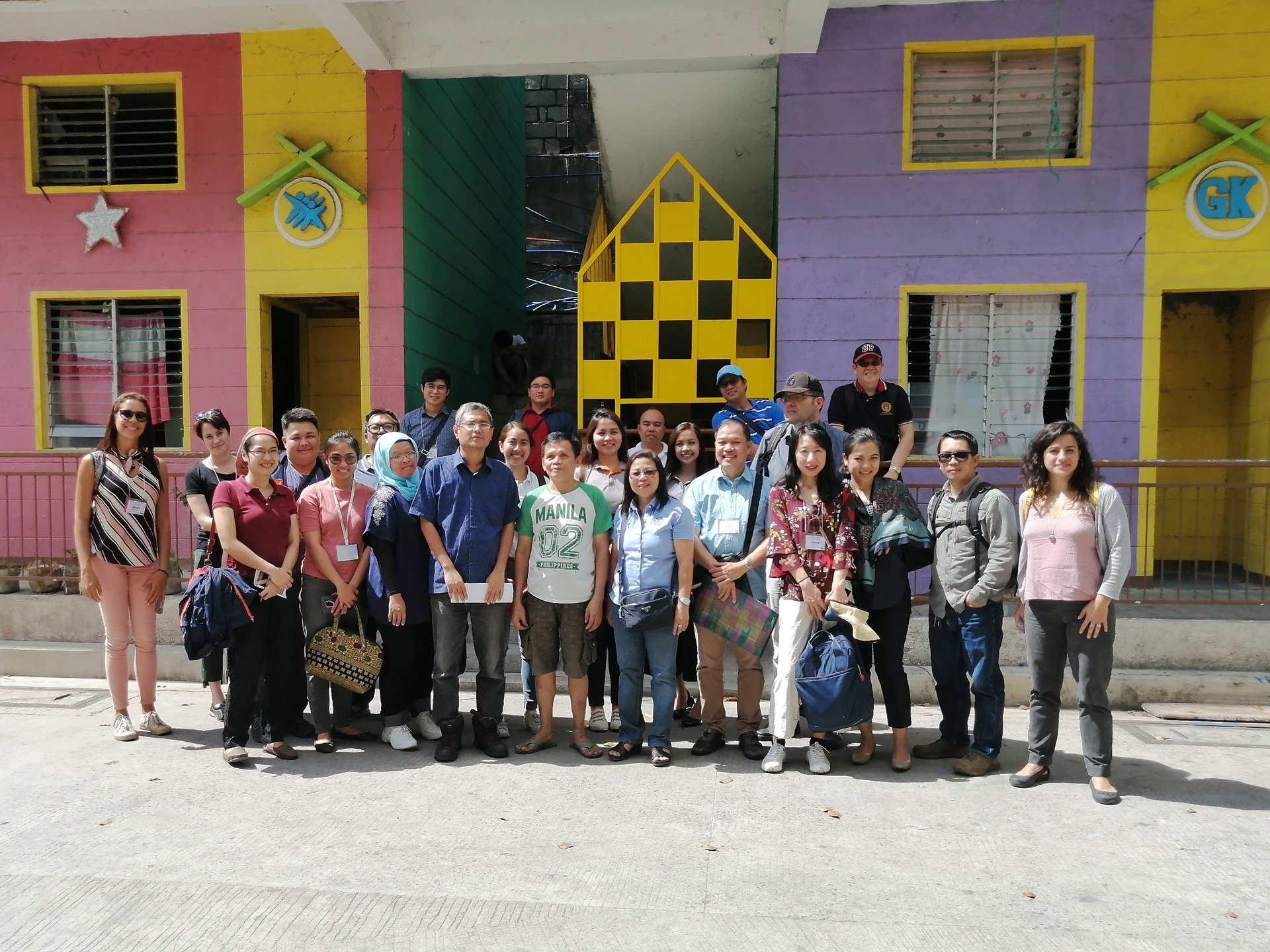 Site visit in one of the rese-lement schemes in Manila. LIRLAP team with local stakeholders and partners from Vietnam and Thailand 2020